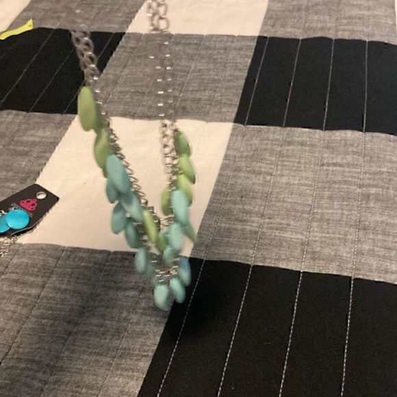 NWT paparazzi necklaces with matching earrings  - Picture 4 of 5